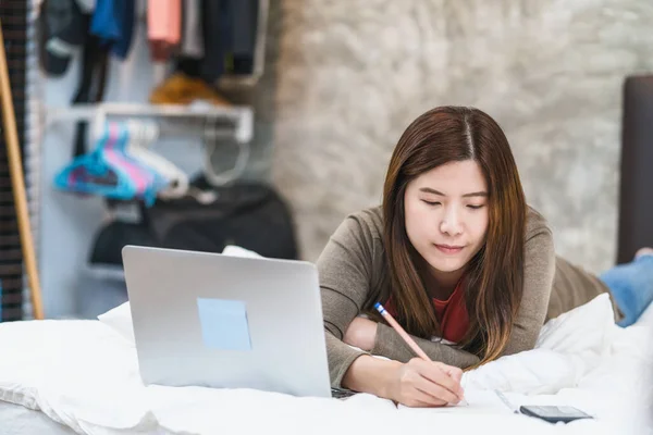 Mujer Negocios Asiática Que Utiliza Tecnología Portátil Escritura Para Trabajo —  Fotos de Stock