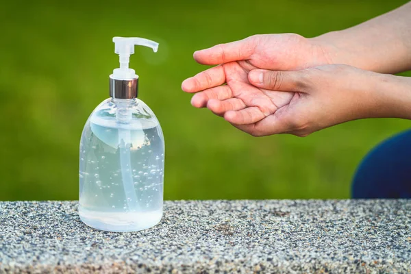 洗浄ハンドサニタイザージェルポンプディスペンサーと医療用手洗浄ジェスチャーを使用してアジアの女性の手を閉じます仕事の前にコロナウイルスネットワークの概要 健康管理と予防のための洗浄19 — ストック写真