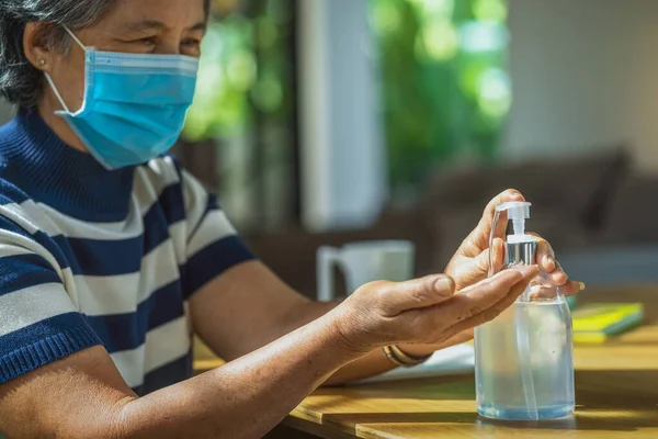 Ritratto Donna Anziana Asiatica Che Mostra Disinfettante Mani Pompando Gel — Foto Stock