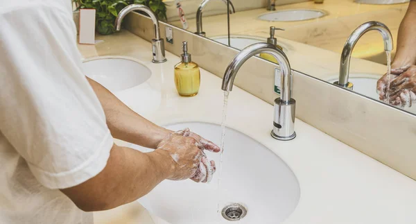 Close Handen Wassen Met Chrome Kraan Zeep Voor Coronavirus Pandemische — Stockfoto