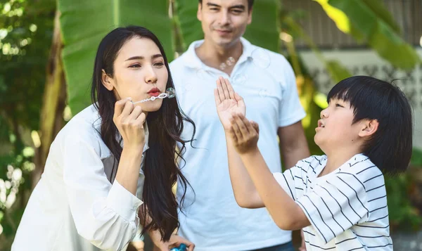 Азиатская Семья Включает Себя Отца Мать Сына Играть Пузырьки Дуя — стоковое фото