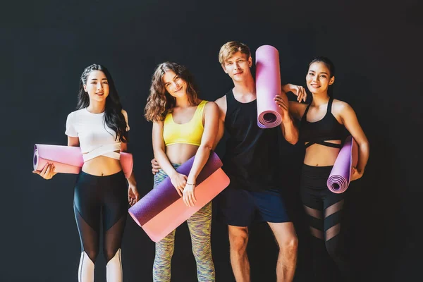 Bir Grup Çeşitlilik Sporcusu Spor Kıyafetleri Sutyen Pantolon Modası Duruş Stok Resim