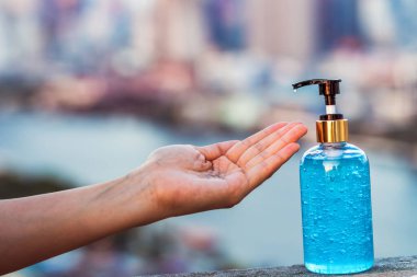 İşe gitmeden önce el dezenfektanı jel pompası ve tıbbi el yıkama jesti kullanan Asyalı kadın eli Coronavirus Ağı Salgını, Sağlık ve Covid19 'u önlemek için temizlik