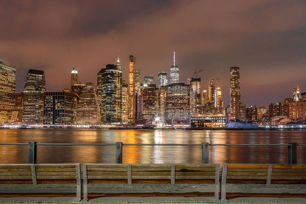 夜の東の川の横にあるニューヨーク市の風景 アメリカのダウンタウン 建築と建物 ニューヨーク市で有名なランドマーク 米国または米国 旅行と観光の概念 — ストック写真