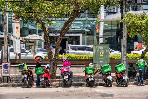 Bangkok Thailand April 2020 摩托车上的各种食品运送箱包括2020年4月17日在泰国曼谷的食品运送服务点等待的抓取食品和食品熊猫 以及Covid病毒的爆发 — 图库照片