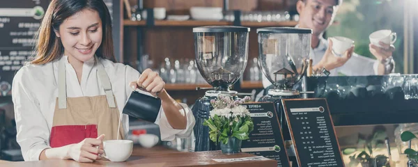 Banner Asiatischer Barista Bereitet Tasse Kaffee Espresso Mit Latte Oder — Stockfoto