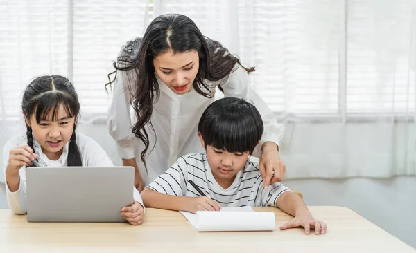Jovem Asiático Único Mãe Ensinando Ajudando Filha Filho Fazendo Trabalho — Fotografia de Stock