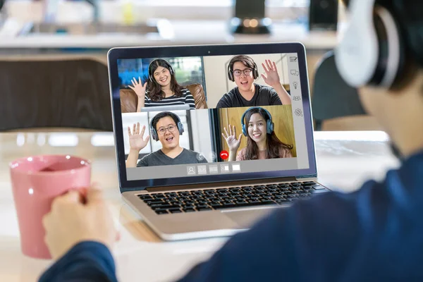 Visão Traseira Empresário Asiático Cumprimenta Colega Trabalho Equipe Videoconferência Quando — Fotografia de Stock