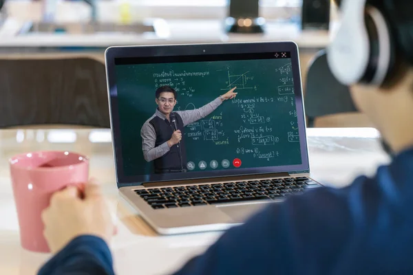 Vista Trasera Del Aprendizaje Los Estudiantes Asiáticos Con Profesor Sobre —  Fotos de Stock