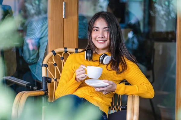 Mujer Joven Asiática Sosteniendo Una Taza Café Sentada Una Cafetería —  Fotos de Stock