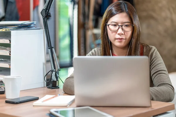 Mulher Negócios Asiática Usando Laptop Tecnologia Trabalhando Casa Quarto Videoconferência — Fotografia de Stock