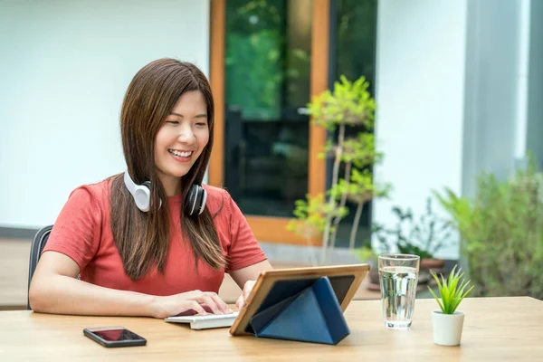Azjatycka Kobieta Biznesu Korzystająca Tabletu Technologicznego Klawiaturą Słuchawką Pracy Domu — Zdjęcie stockowe