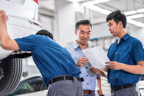 Asian Mechanic Talking Showing Job Customer Repair Service Maintenance Service — 스톡 사진