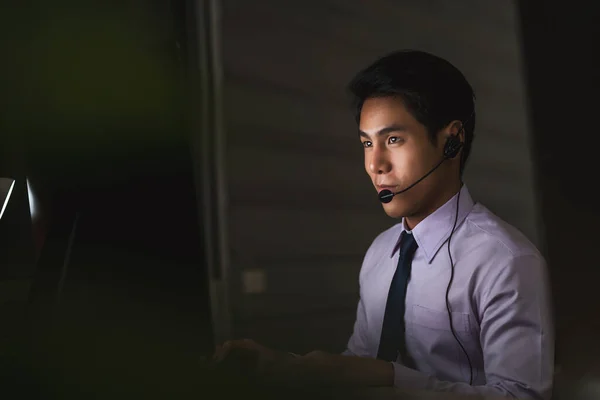 Service Clientèle Masculin Asiatique Souriant Travaillant Dur Tard Dans Quart — Photo