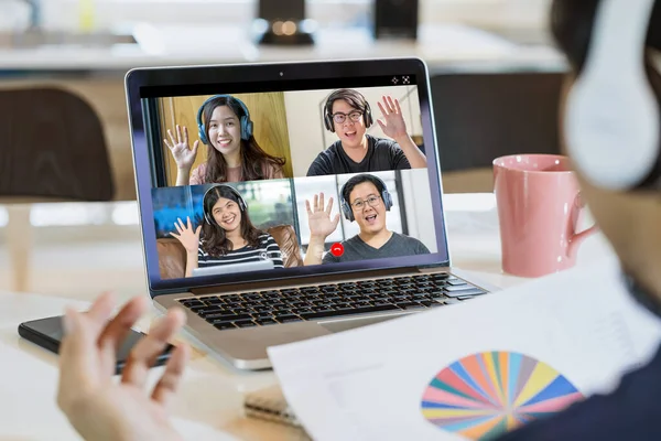 Bakifrån Asiatiska Business Man Säga Hej Med Teamwork Kollega Videokonferens — Stockfoto