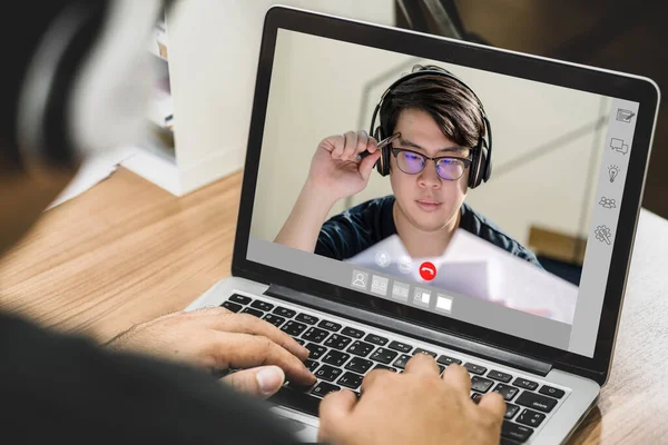 Asiatischer Geschäftsmann Mit Kopfhörer Und Laptop Für Videokonferenz Mit Kollegen — Stockfoto