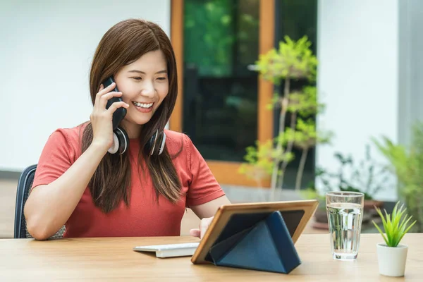 Azjatycka Kobieta Biznesu Korzystająca Telefonu Komórkowego Klawiaturą Dzwoniąca Pracy Domu — Zdjęcie stockowe