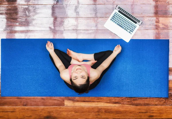 Top View Asian Woman Practicing Yoga Home Laptop Covid19 Outbreak — Stock Photo, Image