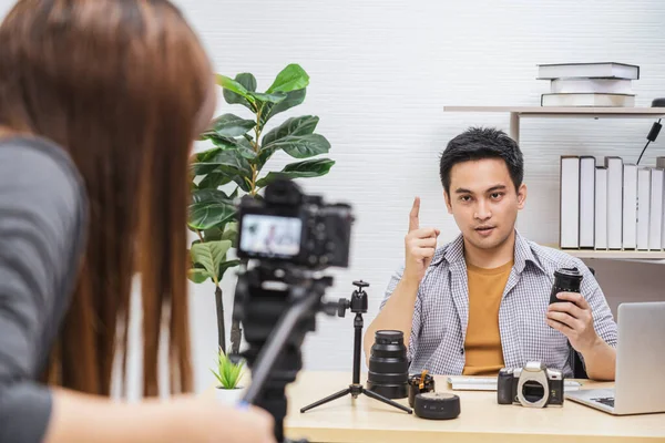 Câmera Tomada Vídeo Vivo Com Laptop Homem Vlogger Asiático Satisfez — Fotografia de Stock