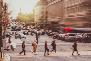 Çağdaş binalar, Amerika Birleşik Devletleri, bulanık iş dünyası ve insanların kavramları arasında yoğun saatlerde Washington DC 'deki Pedestrian ve trafik yolu kalabalığı bulanıklaştı