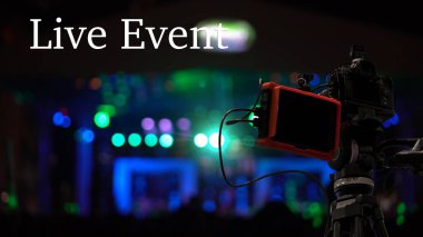 Video Kamera üzerinden canlı yayın, çevrimiçi webinar, sosyal ağ üzerinden konser programı veya yeni normal televizyon yayını, çevrimdışı yayın, covid salgın, e-öğrenme ve çevrimiçi seminer sona erdi.