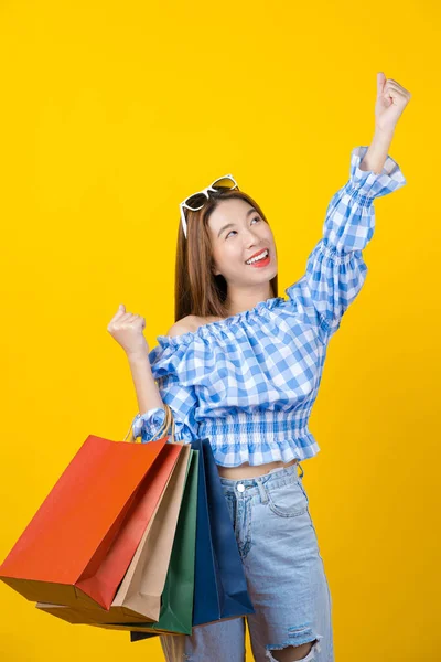 Attraktiv Asiatisk Leende Ung Kvinna Bär Shopping Färgglada Påsar Isolerad — Stockfoto