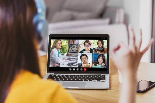 Rückansicht Der Asiatischen Geschäftsfrau Diskutiert Mit Ärztin Und Teamkollegin Videokonferenz — Stockfoto