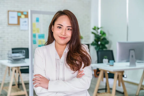 Retrato Mujer Negocios Asiática Con Brazos Cruzados Pie Lugar Trabajo —  Fotos de Stock