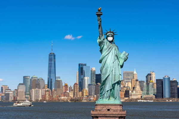 Статуя Свободы в хирургической маске во время вспышки Ковида-19 над сценой Нью-Йорка, объединенное государство, коронавирус пандемический, архитектура и здание с туристической концепцией
