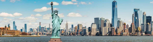 Statue Liberty Wearing Surgical Mask Covid Outbreak Panorama New York — Stock Photo, Image