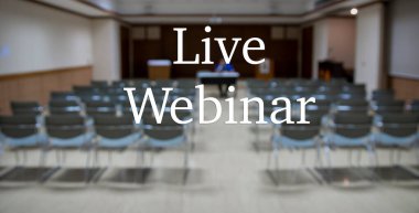 Konferans salonunun ya da seminer salonunun arka planı olmadan bulanık fotoğrafı üzerine canlı Webinar Metni, çevrimdışı yayın ve televizyon yayını yeni normal, covid salgını