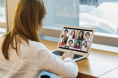 Koronavirüs salgını, Covid-19 salgını, uzak online toplantı ve yeni normal bir konsept ortaya çıktığında, Asyalı İş Kadınları 'nın takım arkadaşlarıyla yaptığı toplantı ve sunum görüntüsü