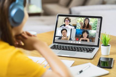 Koronavirüs salgını, Covid-19 salgını, uzak online toplantı ve yeni normal bir konsept ortaya çıktığında, Asyalı İş kadınının takım çalışmasını dinlemesi ve sunumu