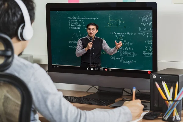 Zadní Pohled Asijské Student Učení Učitelem Nad Fyziky Formulární Thajské — Stock fotografie