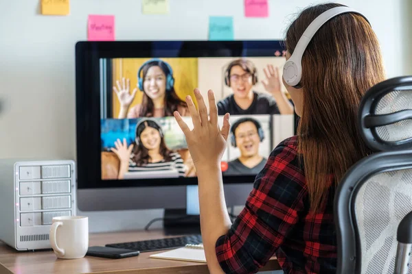 Bakifrån Asiatiska Affärskvinna Säga Hej Med Teamwork Kollega Videokonferens När — Stockfoto