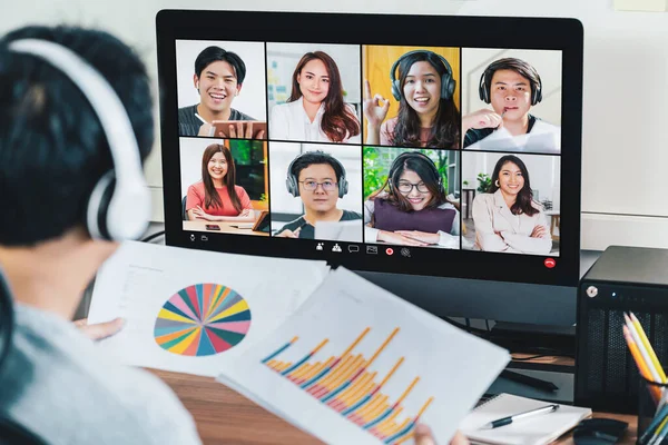 Азіатський Бізнесмен Працює Онлайн Зустріч Через Відеоконференцію Колегами Командами Коли — стокове фото