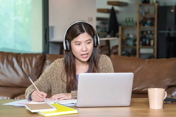 Mujer Negocios Asiática Que Utiliza Tecnología Portátil Auriculares Para Trabajar —  Fotos de Stock