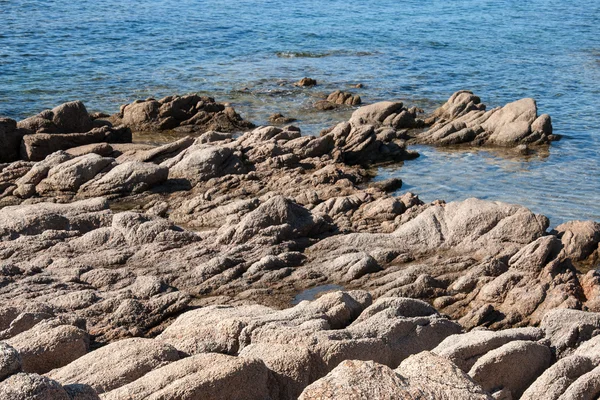 Batı Korsika vahşi kıyı peyzaj taşlar ile — Stok fotoğraf