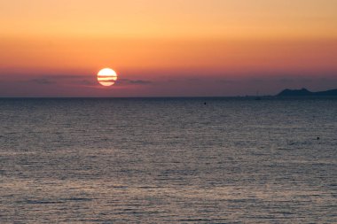 Günbatımı sahil Corsica yakınındaki