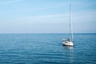 Arka plan Denizi kıyıları açıklarında demirleyen küçük bir yelkenli tekne