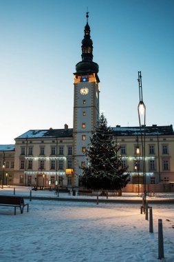 Noel ağacı ile Litovel meydanında erken akşam 
