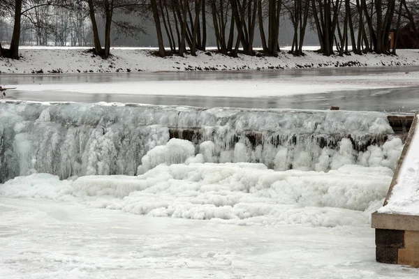 冬 Litovel の川モラヴァの小さな水門 — ストック写真