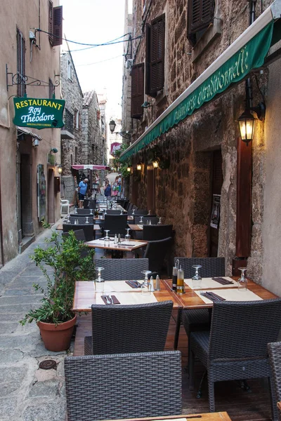Sartene város Korzikán egy szűk sikátorba étterem — Stock Fotó