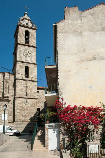A Sartene, a modern óra Corsica templomtorony — Stock Fotó