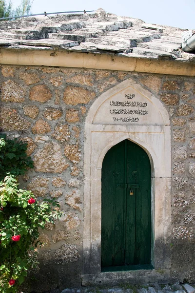 L'entrée de l'ancienne petite maison, abri — Photo