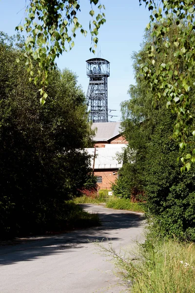 Antiguo pozo de mina de carbón con una torre minera — Foto de Stock