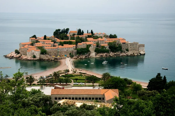 Sveti Stefan nebo Saint Stefan je malý ostrůvek na Jadranském pobřeží Černé hory — Stock fotografie