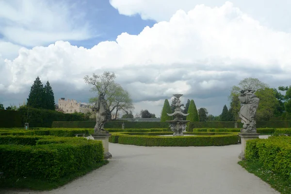Castillo Lednice con jardín parque —  Fotos de Stock
