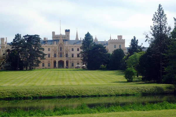 Castle Lednice Bahçe park ile — Stok fotoğraf