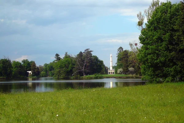 Минарет в парке замка Леднице — стоковое фото